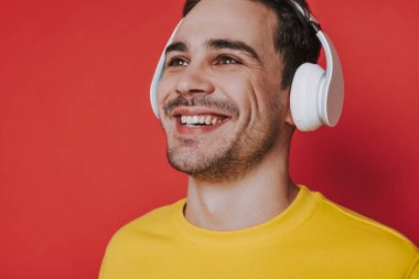 Stüdyoda müzik dinleyen kulaklıklar ile mutlu adam yakın