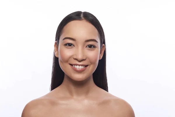 Retrato de mujer asiática linda contra el fondo blanco — Foto de Stock
