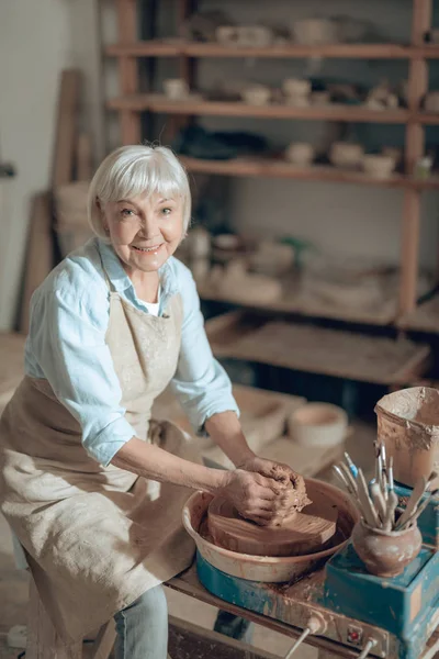 Foto recortada de la artesana madura haciendo tazón en el estudio de alfareros — Foto de Stock