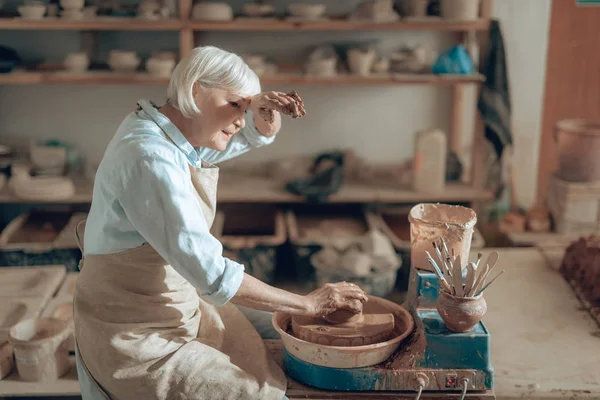 Zijaanzicht van moe volwassen craftswoman maken Bowl in Potters Studio — Stockfoto