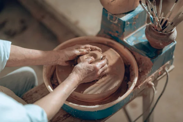Przycięte zdjęcie kobiece ręce z gliny w warsztacie — Zdjęcie stockowe