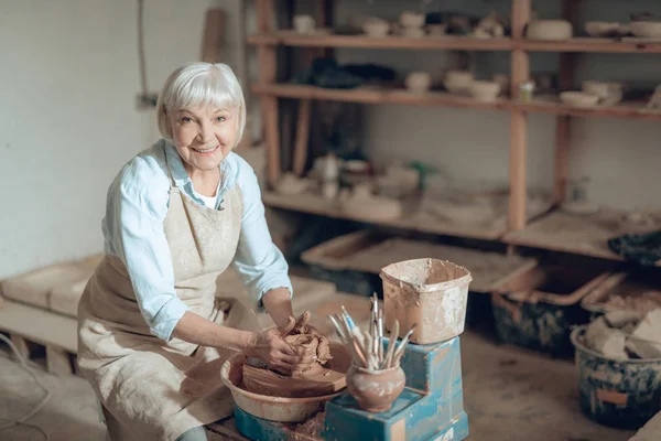 Cintura para arriba de la anciana artesana haciendo cuenco de cerámica en el estudio de alfareros — Foto de Stock