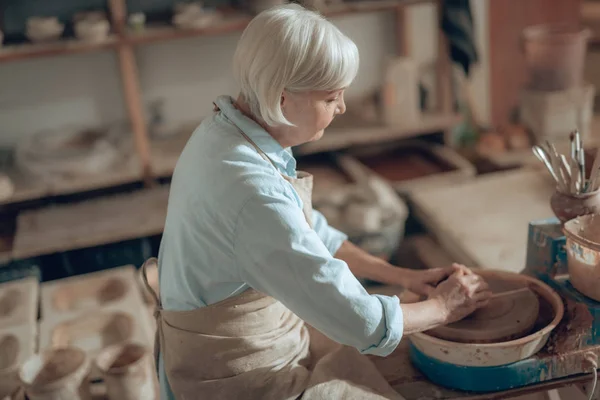 Foto recortada de la artesana madura haciendo loza decorativa en el estudio de alfareros — Foto de Stock