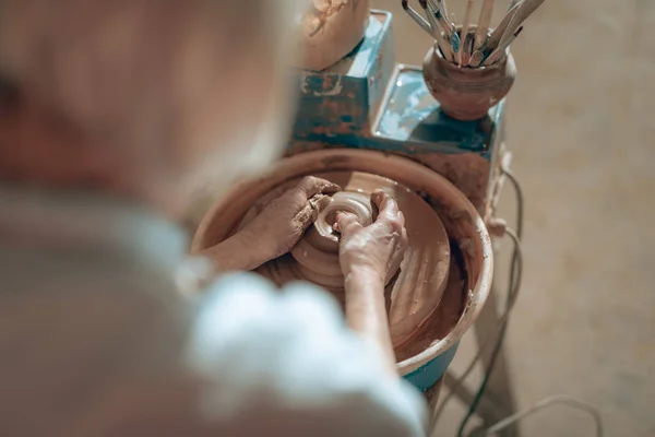 Зворотній вигляд жіночого гончарного моделювання глиняного декоративного продукту в майстерні — стокове фото