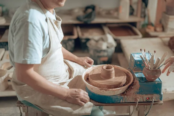 Vágott fotó érett kézműves ül a széken Potters stúdióban — Stock Fotó