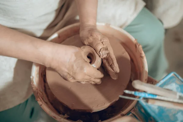 Bovenaanzicht van de mannelijke handen met klei in Potters Studio — Stockfoto