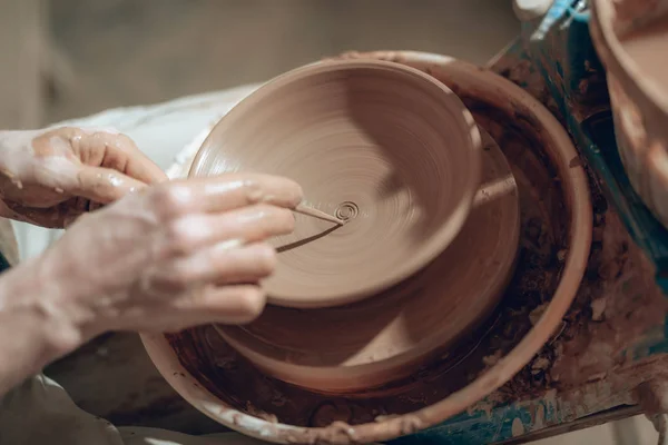 Przycięte zdjęcie męskich ramion z drążkiem na ceramiczną miskę — Zdjęcie stockowe