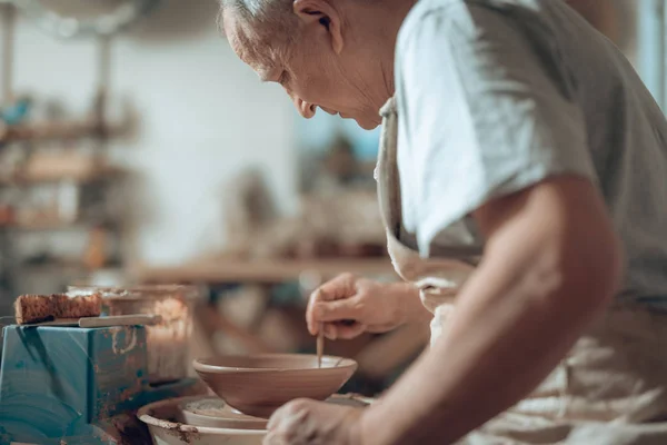 Närbild av kaukasiska hantverkare som arbetar i Potters Studio — Stockfoto