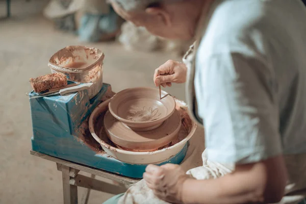 Alto ángulo de artesano caucásico trabajando en el estudio de alfareros — Foto de Stock