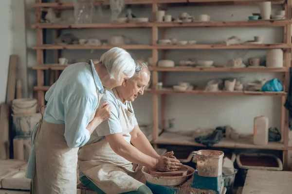 Starsza para korzystających z pracy z mokrą gliną w warsztacie — Zdjęcie stockowe