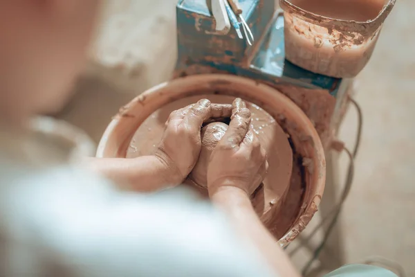 Обрізана фотографія чоловічих рук з глиною в студії гончарів — стокове фото