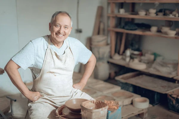 Meio comprimento de oleiro velho bonito feliz trabalhando no estúdio oleiros — Fotografia de Stock