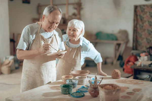 Cropped photo of elderly couple working in potters studio — Stock Photo, Image