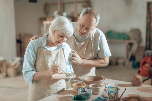 Cintura para arriba de la pareja de ancianos que trabajan en el estudio de alfareros — Foto de Stock