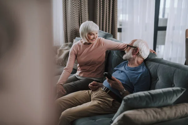 Geliefde ouderling paar zittend op de Bank thuis — Stockfoto