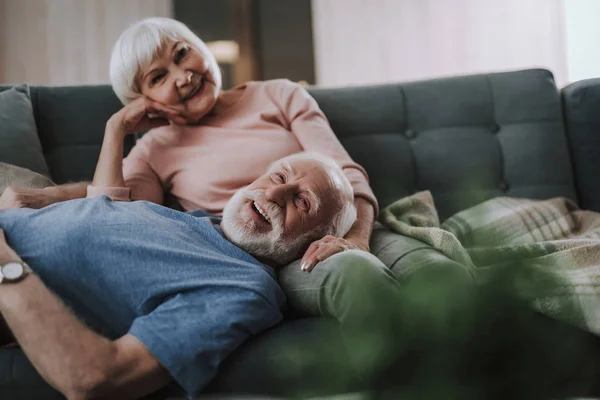 Happy Elder paar ontspannen samen op sofa — Stockfoto