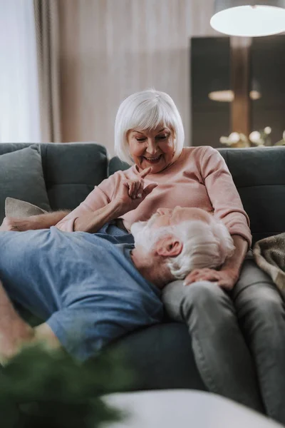 Feliz pareja de ancianos divirtiéndose juntos en el sofá —  Fotos de Stock