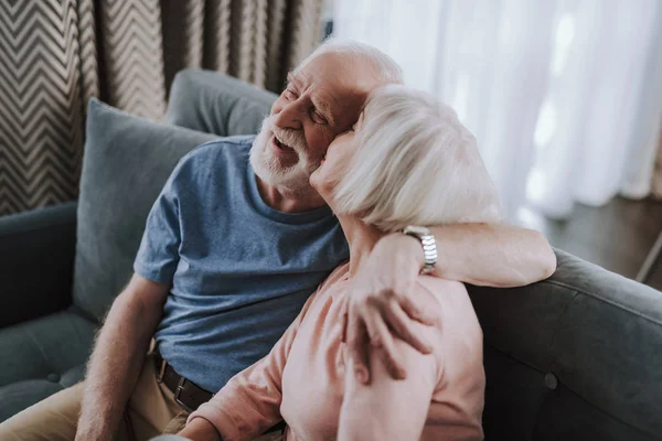 Positivo casal mais velho abraçando com amor em casa — Fotografia de Stock