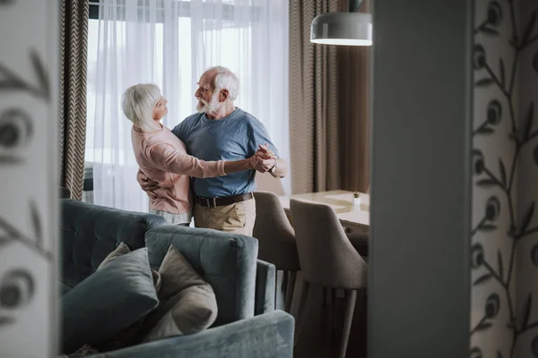 Positieve oudere paar dansen in de woonkamer — Stockfoto