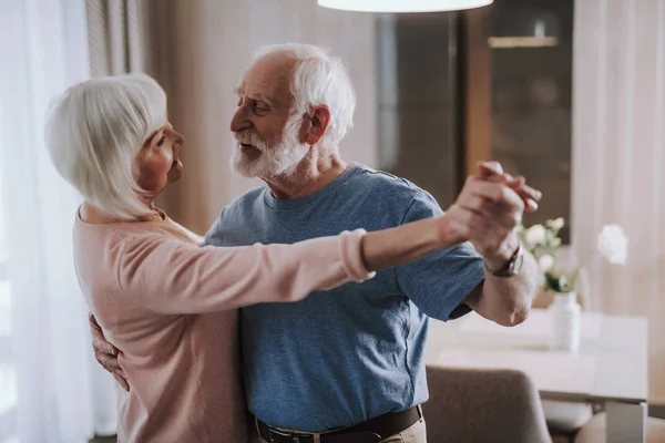 Romántica pareja de ancianos bailando en la sala de estar — Foto de Stock