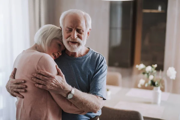 Geliefde oudere echtpaar omarmen samen thuis — Stockfoto
