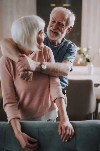 Feliz anciano abrazando a su amada esposa — Foto de Stock