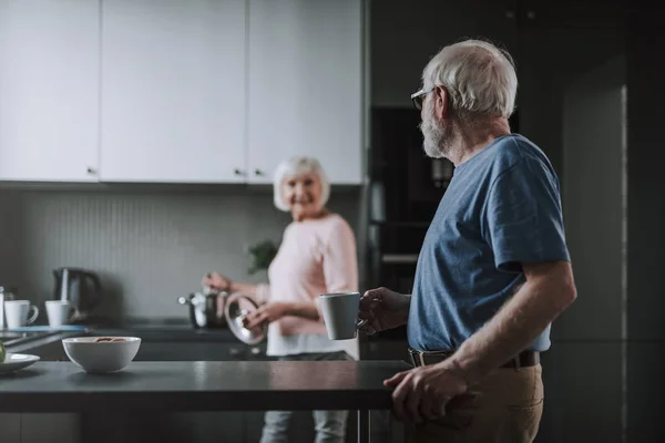 Pasangan yang lebih tua menghabiskan waktu bersama di dapur — Stok Foto