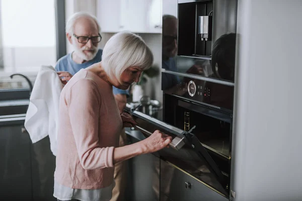 Happy Senior paar koken samen op keuken — Stockfoto