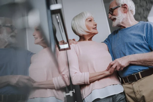 Feliz pareja de ancianos tomados de la mano con amor —  Fotos de Stock