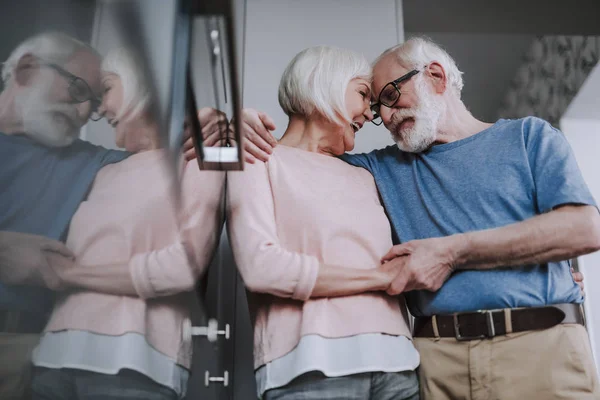 Ευτυχισμένο ζευγάρι ηλικιωμένων Αγκαλιάζοντας με αγάπη μαζί — Φωτογραφία Αρχείου