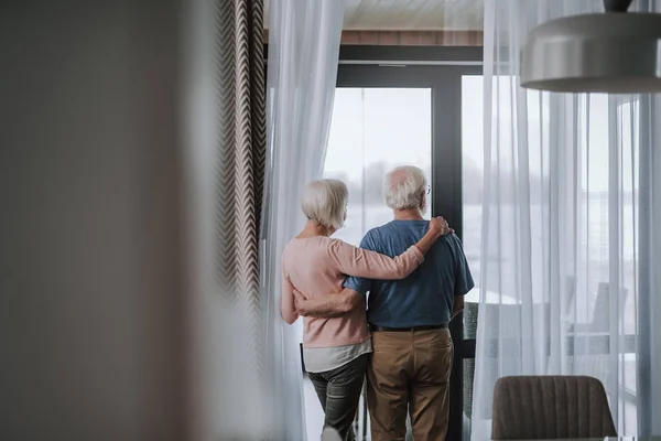 Parte trasera pensionista pareja disfrutando de tiempo juntos — Foto de Stock