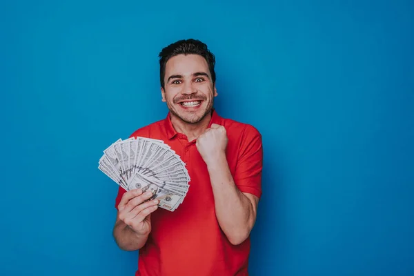 Cintura para arriba de chico feliz sin afeitar mantener el dinero en el brazo en el interior —  Fotos de Stock