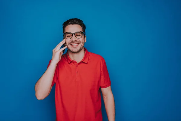 Μέση πάνω από ευτυχισμένο Καυκάσιος άνθρωπος μιλάει στο smartphone στο στούντιο — Φωτογραφία Αρχείου