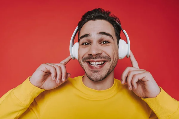 Κοντά στο χαρούμενο τύπο με τα ακουστικά ακούγοντας μουσική στο στούντιο — Φωτογραφία Αρχείου