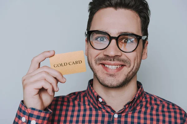 팔에 골드 카드를 유지 안경에 웃는 남자의 초상화 — 스톡 사진