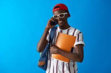 Dosya klasörü ile genç Afro adam aşağı bakıyor