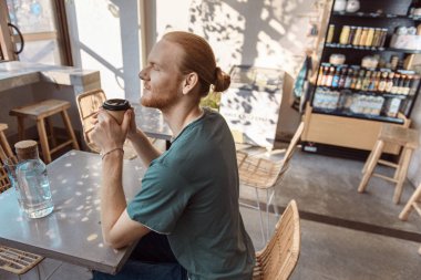 Sakin adam güneşli bir gün barda kahve yaşıyor