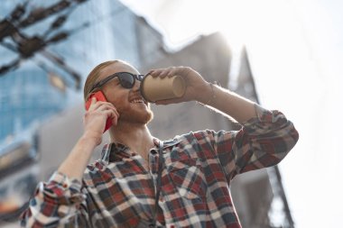 Jolly Man açık havada arama yaparken kahve içiyor