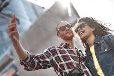 Neşeli genç insanlar selfie açık alıyor