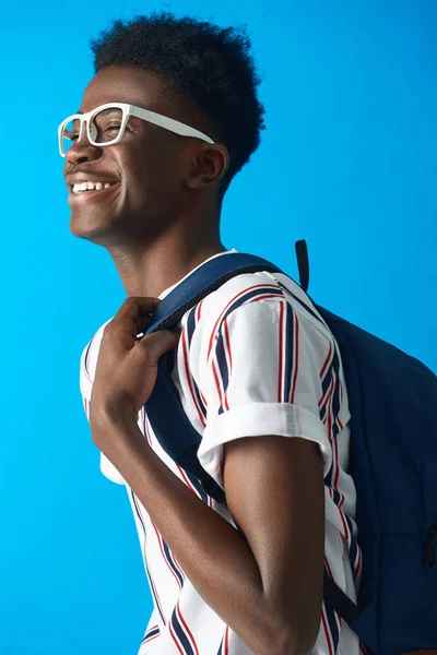 Jonge Afro man kijkt vooruit en glimlachend — Stockfoto