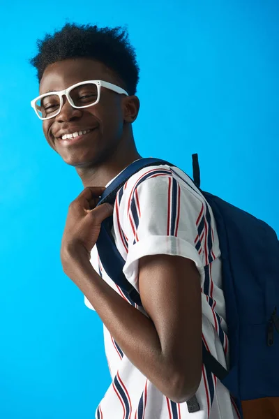 Glücklich Afro-Student trägt gestreiftes T-Shirt und lächelt — Stockfoto