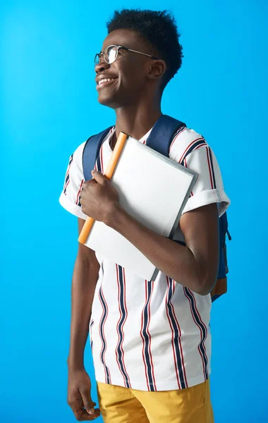 Estudante afro-americano feliz está segurando arquivos — Fotografia de Stock