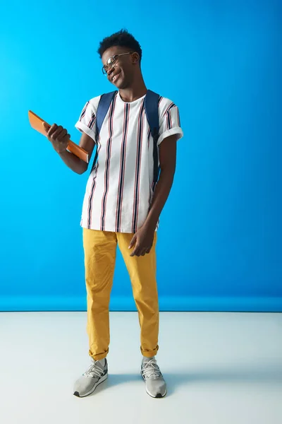Happy Afro Guy staat met rugzak — Stockfoto