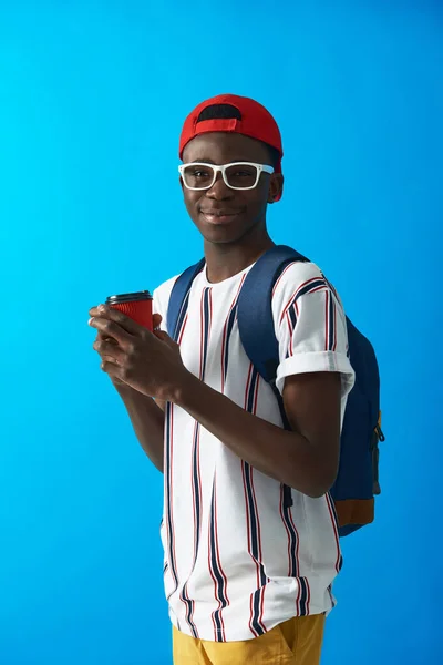 Sonriente estudiante afroamericano posando con mochila azul —  Fotos de Stock