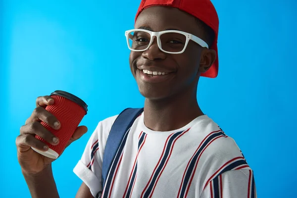 Glimlachend Afro American Guy verblijf in Studio met rugzak — Stockfoto