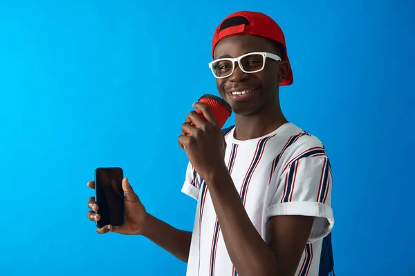 Glimlachend Afro Amerikaanse vent met rugzak en drank in de hand — Stockfoto