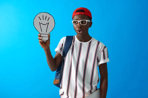 Verraste Afro student in Red Cap staande met rugzak — Stockfoto