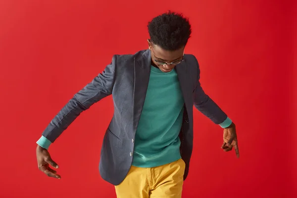 Joven con estilo en gafas está haciendo movimientos de baile — Foto de Stock