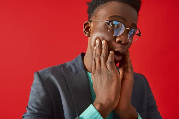 Afro American Guy is het behandelen van gezicht met handen — Stockfoto