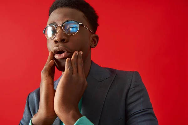 Verrast Afro Amerikaanse man is het aanraken van gezicht door handen — Stockfoto